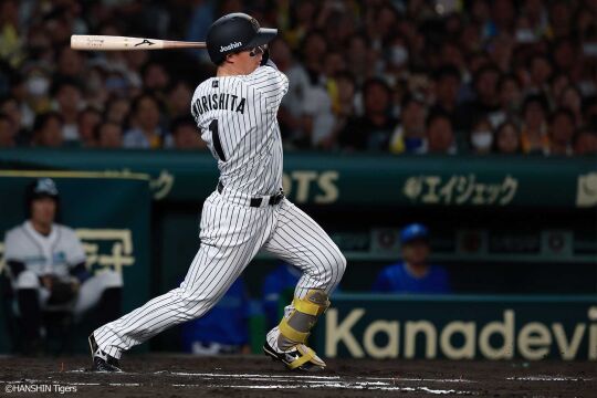 10月15日(水) 対DeNA戦
６回裏一死三塁、二遊間を抜ける適時打で先制点を挙げる森下
