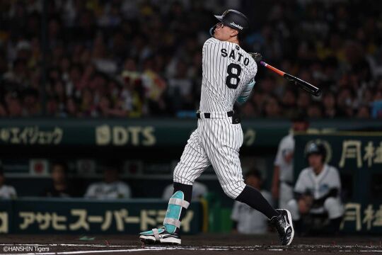 10月16日(木) 対DeNA戦
１回裏一死二三塁、左前に落ちる適時打で先制点を挙げる佐藤輝
