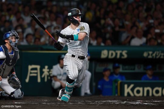 10月16日(木) 対DeNA戦
８回裏一死一二塁、佐藤輝が同点の右前適時打を放つ
