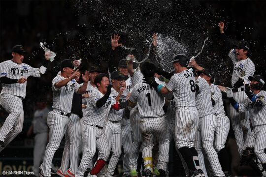 10月16日(木) 対DeNA戦
１０回裏無死一塁、サヨナラ本塁打を放った森下は祝福を受ける

