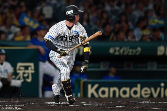 10月17日(金) 対DeNA戦
１回裏、先頭・近本は初球を捉え左前へチーム初安打を放つ
