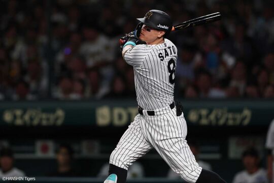10月17日(金) 対DeNA戦
１回裏一死一二塁、佐藤輝がバックスクリーンへ先制の本塁打を放つ
