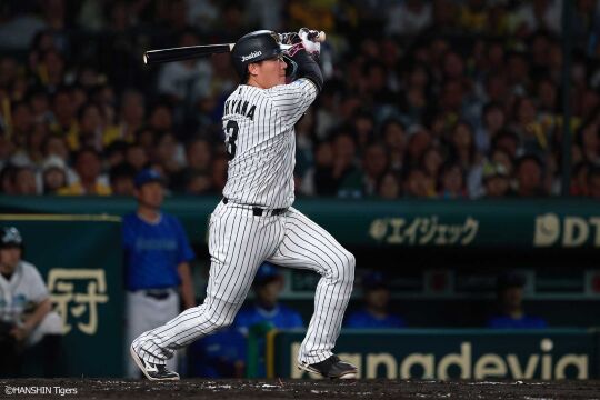 10月17日(金) 対DeNA戦
３回裏二死一二塁、左フェンス直撃の適時二塁打で追加点を入れる大山
