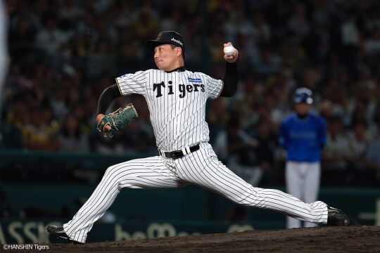 10月17日(金) 対DeNA戦
９回表、抑えの岩崎が三者凡退で試合を締め日本シリーズ進出を決める
