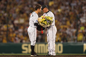 阪神タイガースの福留孝介選手より花束を受ける（17年9月8日）